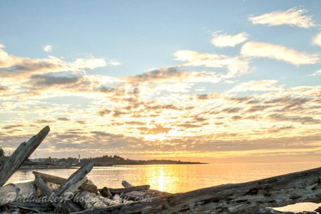 Esquimalt Lagoon Life Lägenhet Victoria Exteriör bild